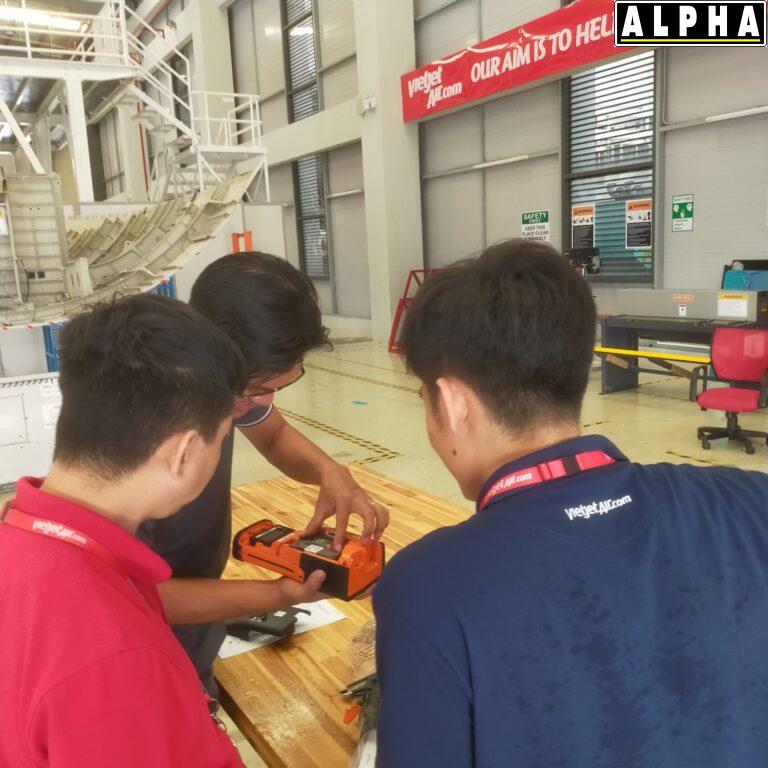 ALPHA Hop Tac chuyen giao thiet bi hang khong toi Vietjet Air