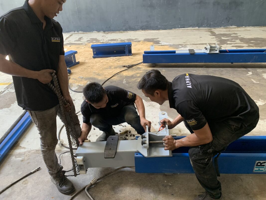 kỹ thuật viên cty alpha tech đang bảo trì cầu nâng 2 trụ, lắp đặt cầu nang 2 trụ cũ đã qua sử dụng, lắp đặt cầu nâng 1 trụ rửa xe cũ thanh lý