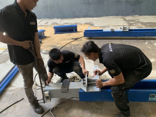 kỹ thuật viên cty alpha tech đang bảo trì cầu nâng 2 trụ, lắp đặt cầu nang 2 trụ cũ đã qua sử dụng, lắp đặt cầu nâng 1 trụ rửa xe cũ thanh lý