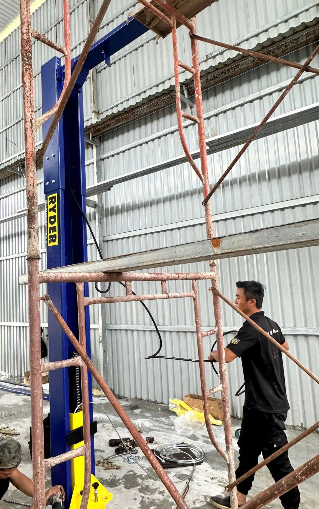 DỊCH VỤ DI DỜI VÀ THÁO LẮP CẦU NÂNG 2 TRỤ SỬA XE