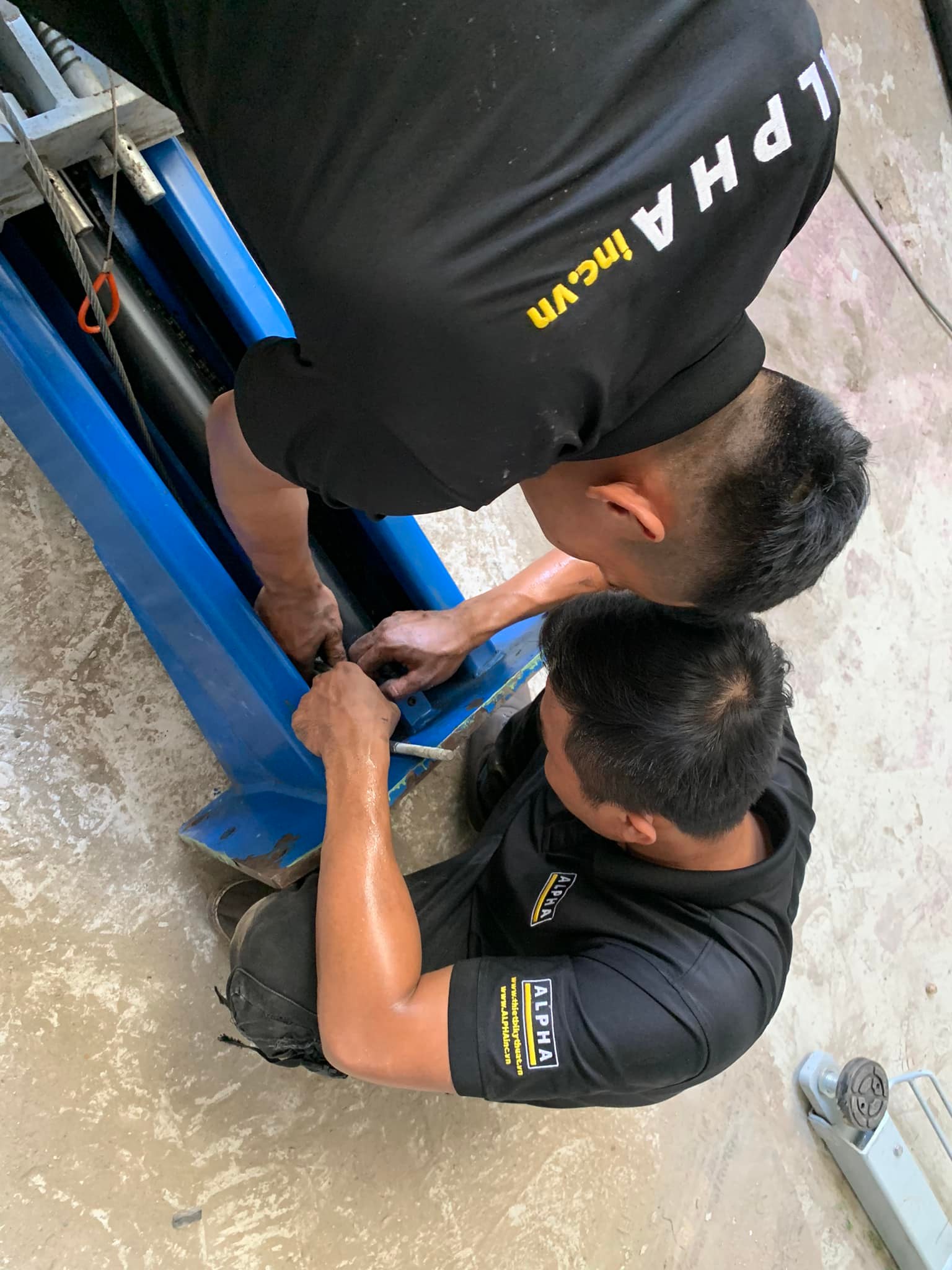 DỊCH VỤ DI DỜI VÀ THÁO LẮP CẦU NÂNG 2 TRỤ RỬA XE